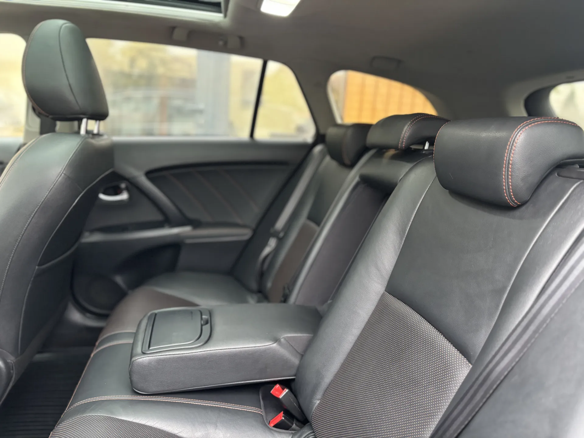 Zdjęcie z galerii: TOYOTA AVENSIS